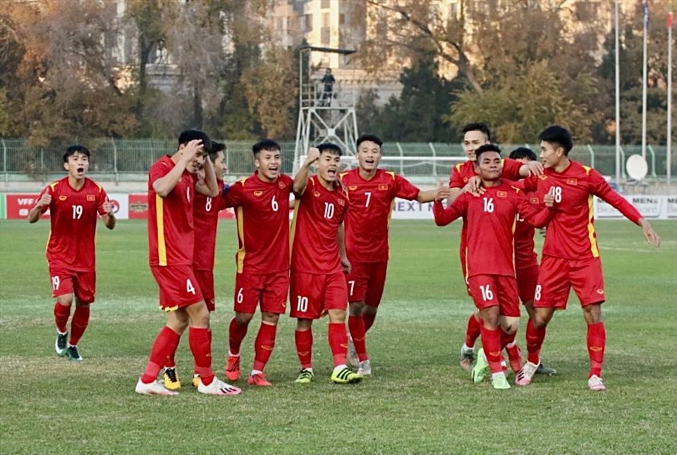 Hồ Thanh Minh (số 16) ăn mừng bàn thắng giúp U23 Việt Nam thắng U23 Myanmar. Ảnh: VFF