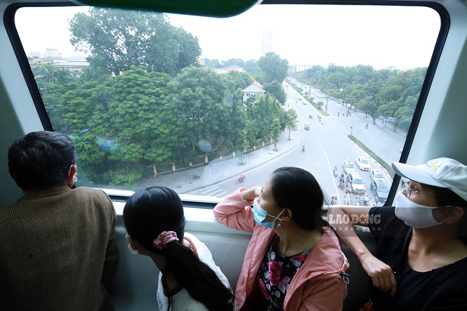 Với kết nối xe buýt, ông Trường cho biết dọc tuyến đường sắt Cát Linh - Hà Đông có 55 tuyến xe buýt đã có phương án kết nối với đường sắt này từ năm 2020. Ga đầu Cát Linh và ga cuối Yên Nghĩa có 16 tuyến buýt, ga ít nhất 7 tuyến. Trong tương lai sẽ có 59 tuyến xe buýt kết nối với đường sắt Cát Linh - Hà Đông.   “Hiện không có chỗ bố trí cho khách đi ô tô cá nhân gửi xe để đi tàu nhưng có 12 ga bố trí chỗ gửi xe máy cho người dân đi tàu“, ông Trường cho biết thêm hành khách đi tàu được bảo hiểm khi có tai nạn như với xe buýt, tàu hỏa, máy bay.