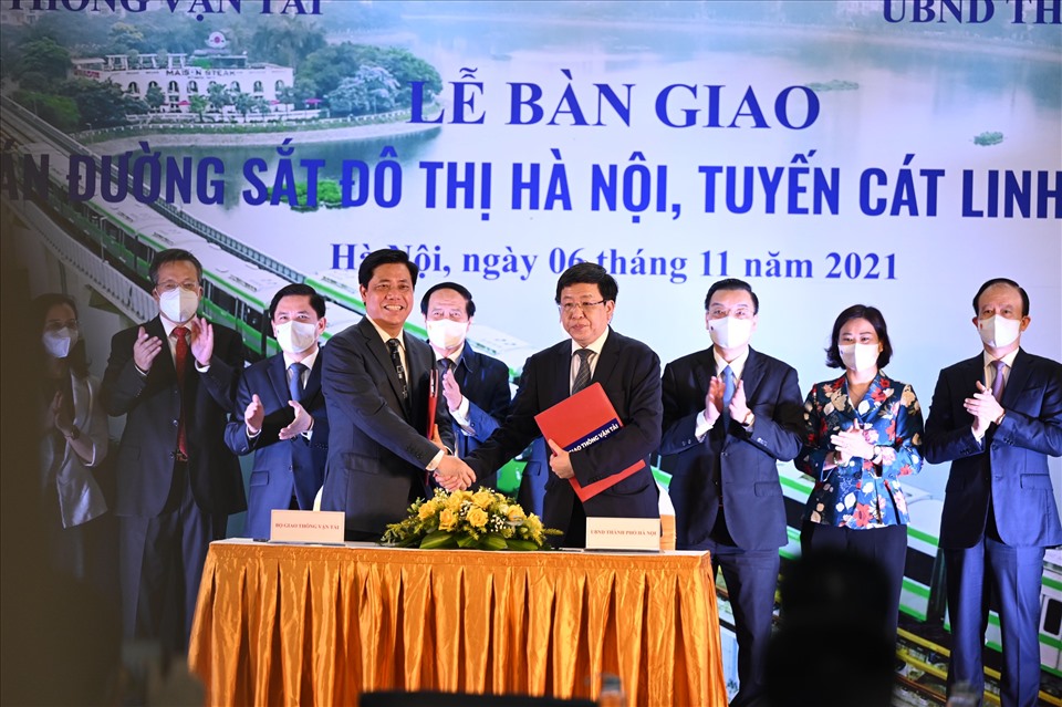 Lễ ký bàn giao dự án đường sắt Cát Linh - Hà Đông và chính thức phát lệnh khai thác thương mại dự án.