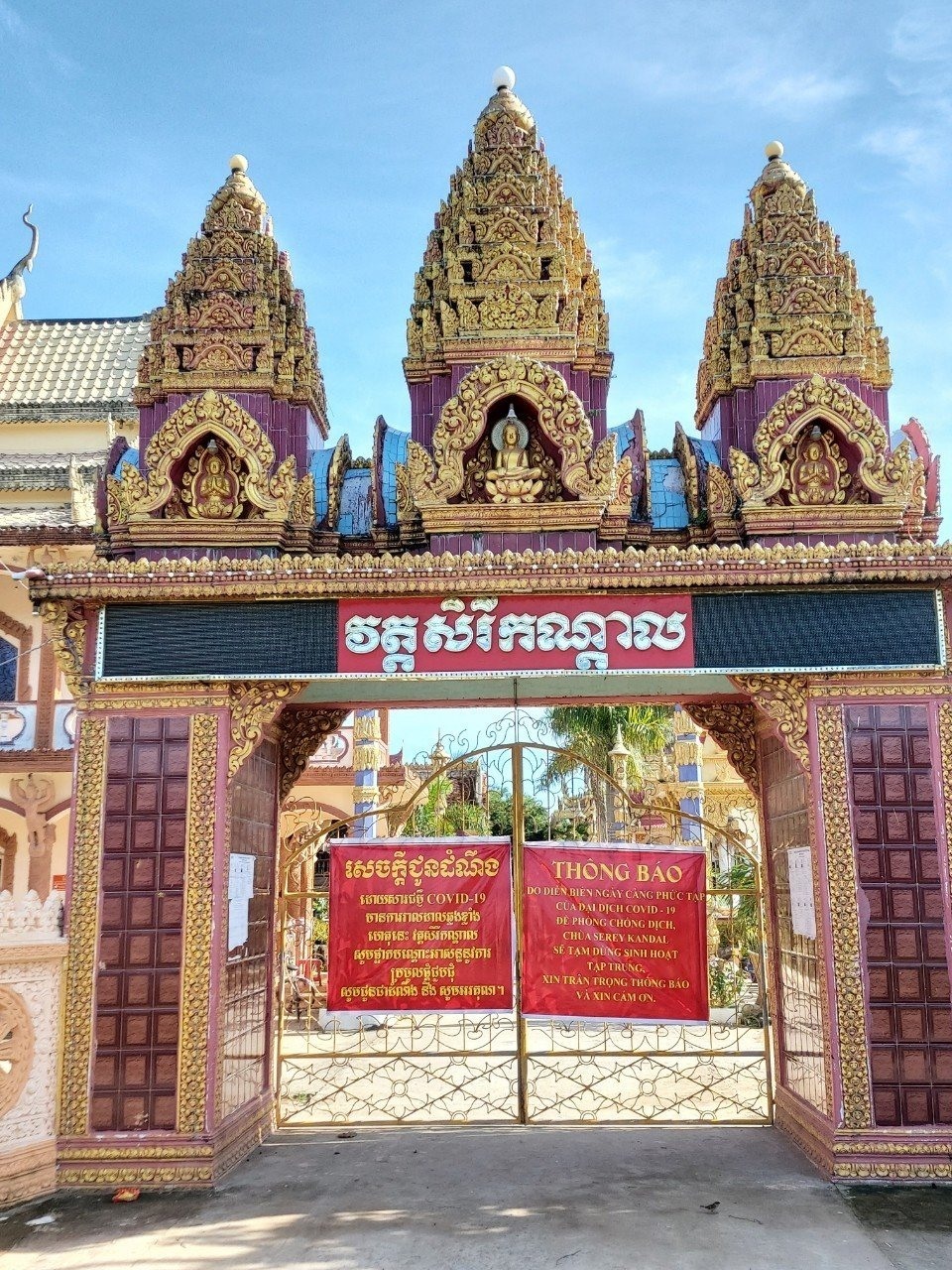 Một ngôi chùa Khmer ở Sóc Trăng dán thông báo tạm dừng hoạt động để phòng dịch COVID-19. Ảnh: P.V.