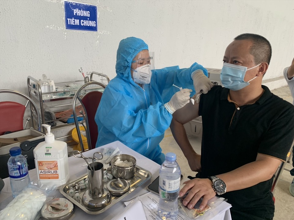 Tỉnh Ninh Bình tổ chức tiêm vaccine phòng COVID-19 cho các chuyên gia nước ngoài đang làm việc trên địa bàn tỉnh. Ảnh: NT