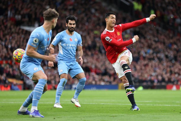 Ronaldo bị các cầu thủ đối phương kèm rất chặt. Ảnh: AFP