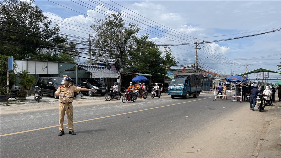 Chốt kiểm soát của huyện Hàm Thuận Bắc trên QL28 chiều 6.11. Ảnh: Phạm Duy