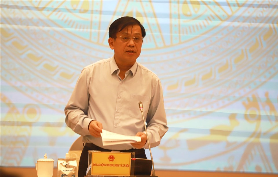 Thứ trưởng Bộ Lao động Thương binh và Xã hội Nguyễn Bá Hoan trả lời tại họp báo.