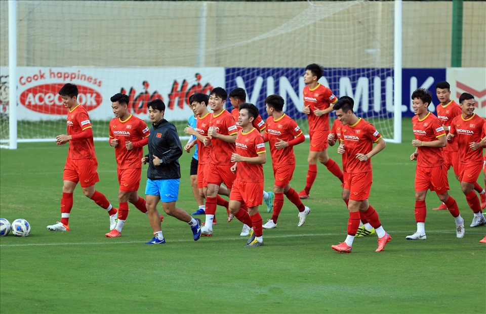 Sự trở lại của huấn luyện viên Park Hang-seo tiếp thêm động lực để các cầu thủ tập luyện. Buổi tập của tuyển Việt Nam diễn ra trong sự hứng khởi với nhiều tiếng cười. Ảnh: VFF