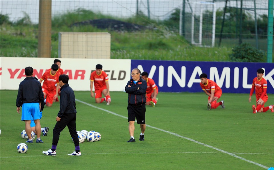 Huấn luyện viên Park hang-seo chăm chú theo dõi tuyển Việt Nam luyện tập. Chiến lược gia người Hàn Quốc cần thời gian để nắm bắt tình hình tập luyện của toàn đội trong thời gian qua. Ảnh: VFF