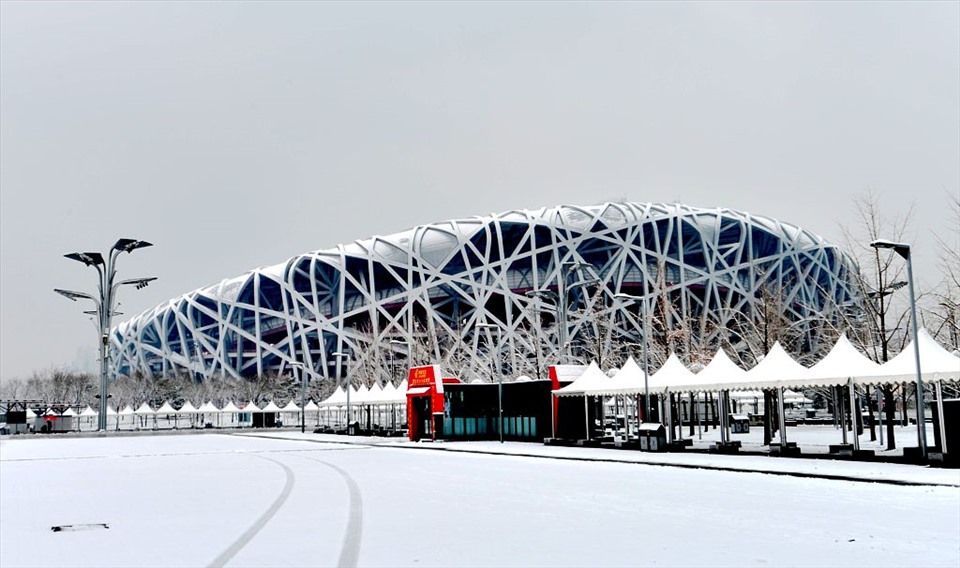 Sân vận động quốc gia ở thủ đô Bắc Kinh, Trung Quốc chứng kiến trận tuyết đầu mùa năm 2019 vào ngày 30.11. Ảnh: Xinhua/VCG