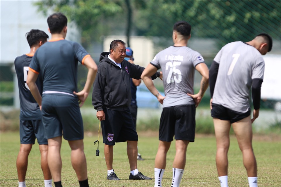 Huấn luyện viên Đặng Trần Chỉnh là gương mặt quen thuộc trong cabin huấn luyện của câu lạc bộ Bình Dương. Ảnh: Thanh Vũ