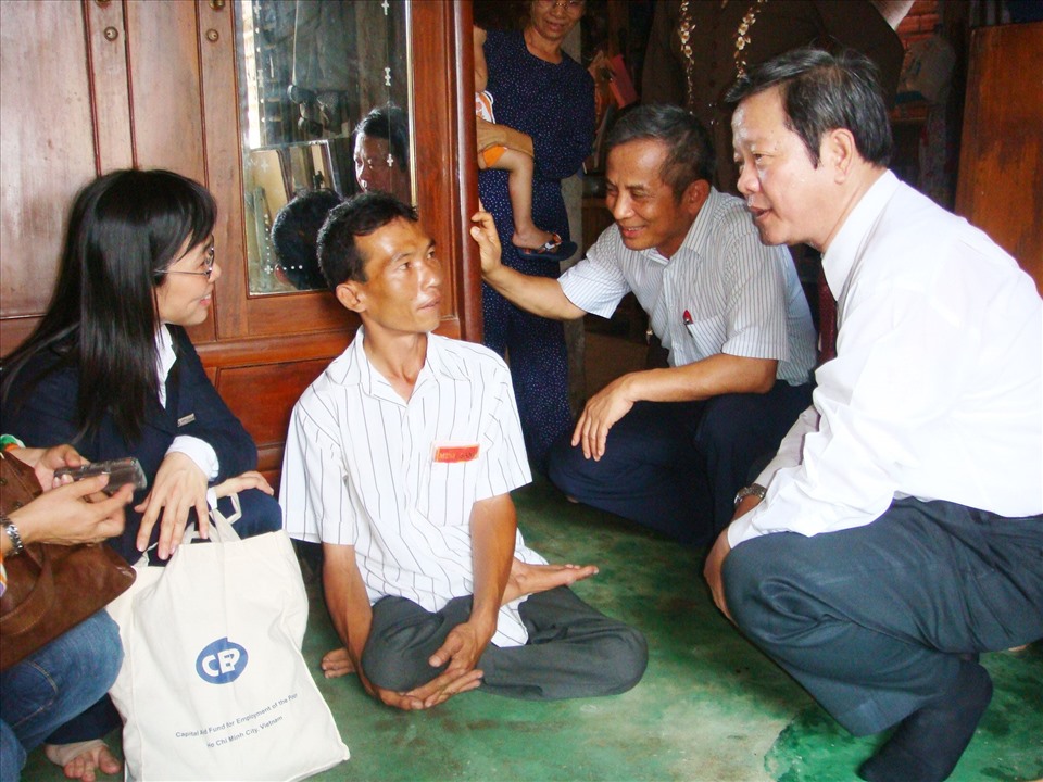 Nguyên Chủ tịch Tổng LĐLĐ Việt Nam, nguyên Chủ tịch LĐLĐ TPHCM (thứ hai từ phải qua), thăm, trao sổ tiết kiệm người lao động nghèo của CEP tại tỉnh Tiến Giang năm 2009. Ảnh: Nam Dương