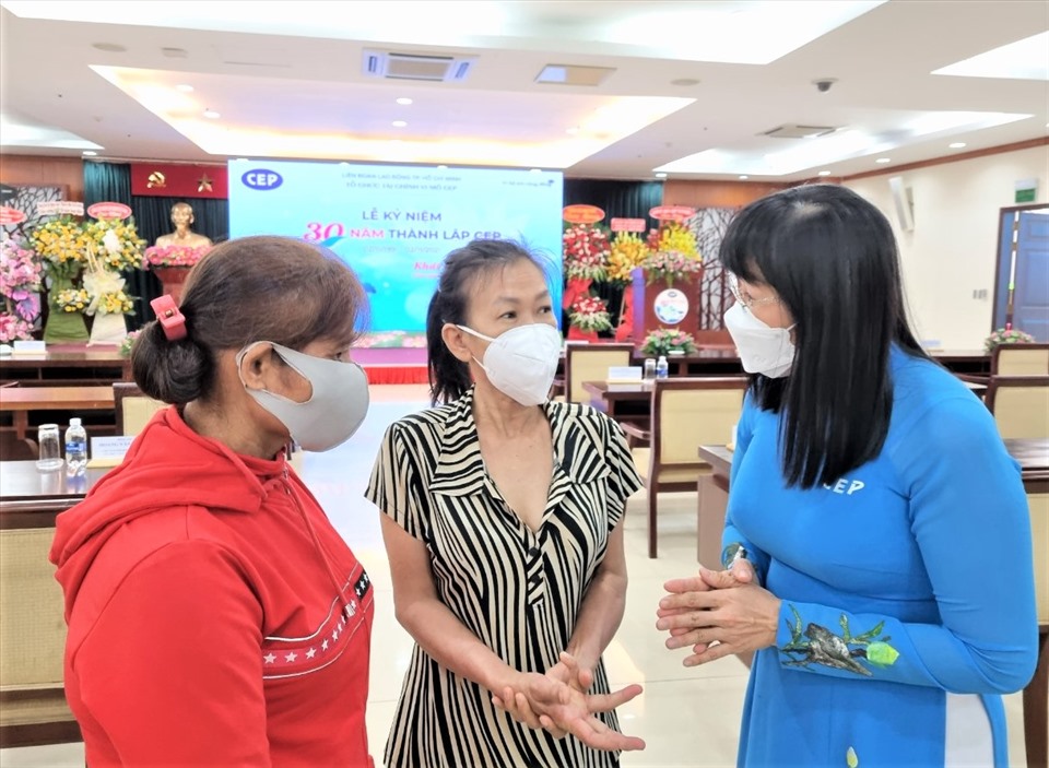 Bà Nguyễn Thị Hoàng Vân (bên phải) Tổng Giám đốc CEP trò chuyện với người lao động là khách hàng của CEP. Ảnh: Nam Dương