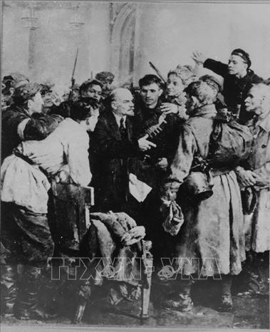 V.I.Lenin với các chiến sỹ cách mạng trong Cung điện Smolny chiều 6.11.1917, trực tiếp lãnh đạo cuộc khởi nghĩa. Ảnh: Tư liệu TTXVN