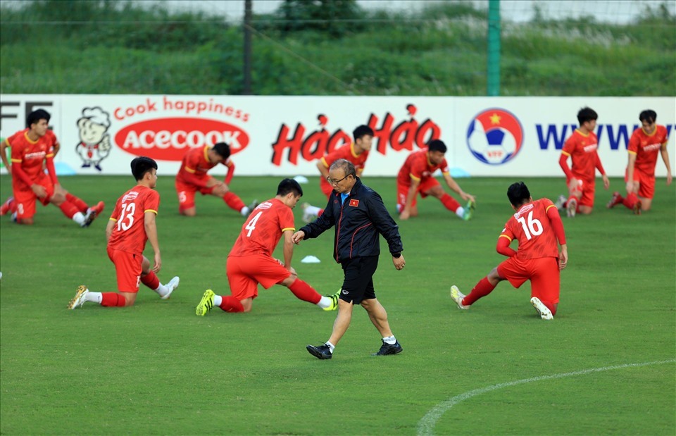 Huấn luyện viên Park Hang-seo trong buổi tập cùng tuyển Việt Nam sau khi trở về từ vòng loại U23 Châu Á 2022. Ảnh: VFF