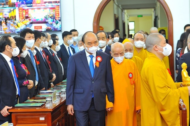 Lãnh đạo Đảng, Nhà nước, MTTQ Việt Nam cùng các Hòa Thượng tiến vào Hội trường.