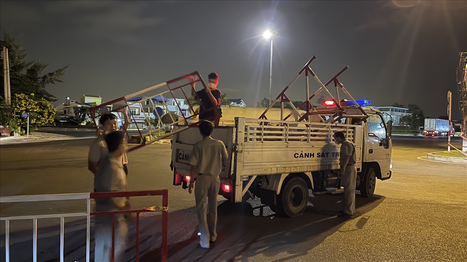 Xe CSGT chở rào chắn đến chốt cửa ngõ phía Bắc Phan Thiết. Ảnh: Phạm Duy
