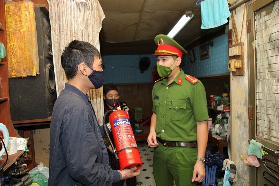 Công an quận Hoàn Kiếm tặng bình chữa cháy cho người dân trên địa bàn phường Chương Dương