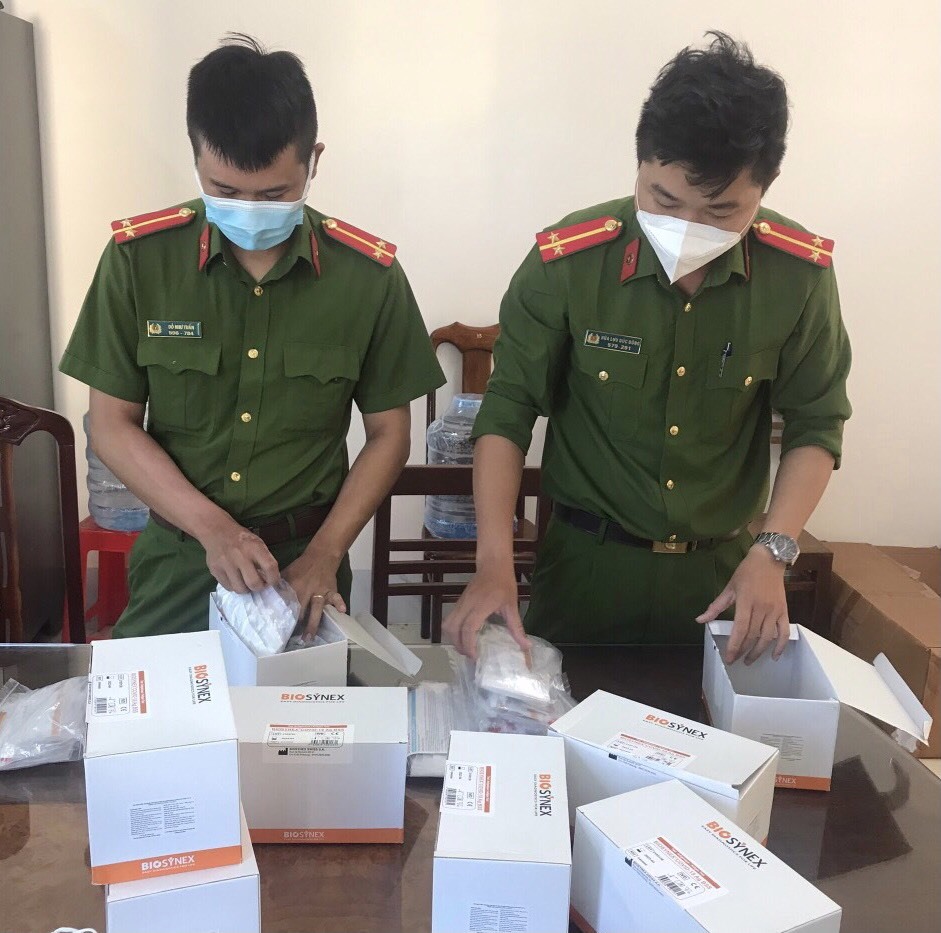 Lực lượng Công an thành phố Gia Nghĩa tiến hành kiểm đếm số tang vật thu giữ được. Ảnh: Minh Quỳnh