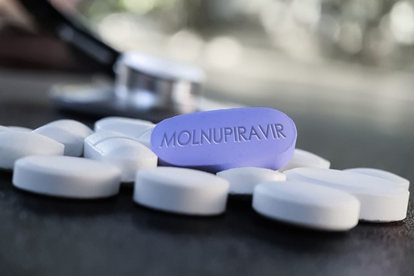 Thuốc Molnupiravir điều trị bệnh nhân mắc COVID-19 thể nhẹ. Ảnh minh hoạ