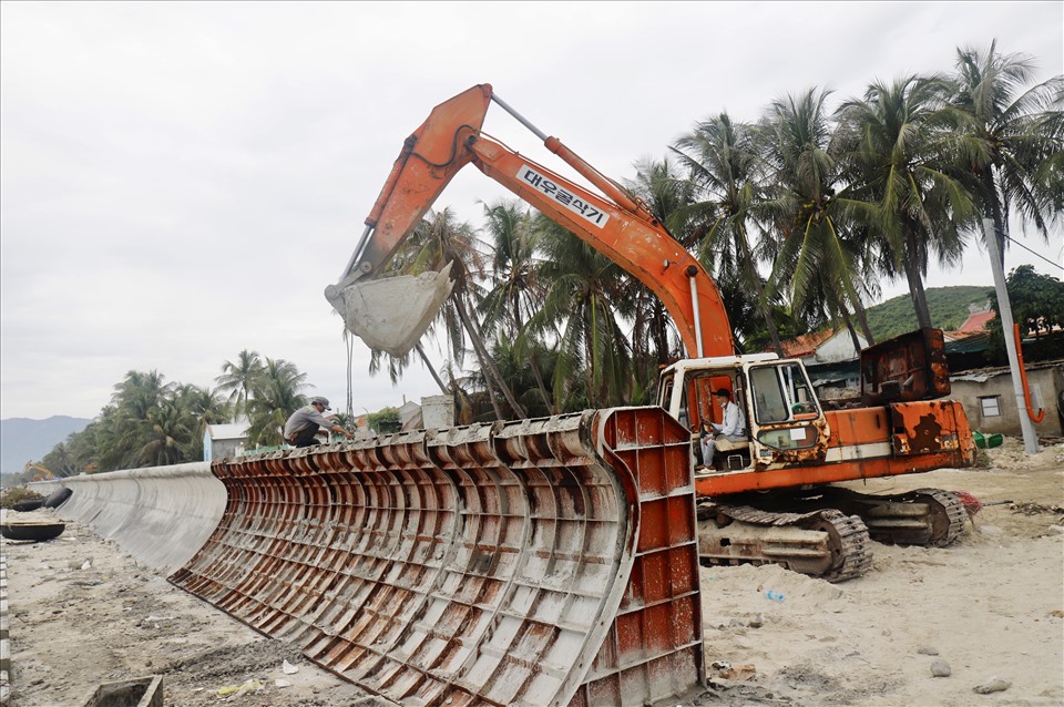 Tuy nhiên, theo chính quyền thị xã Ninh Hòa, việc xây dựng bờ kè nhằm bảo vệ đường bờ biển, chống tình trạng sóng biển ăn sâu vào bờ...