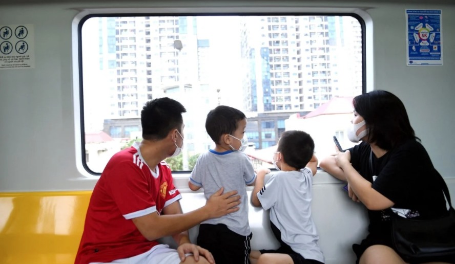 Trẻ em thích thú ngắm cảnh khi tàu chạy. Ảnh: AFP