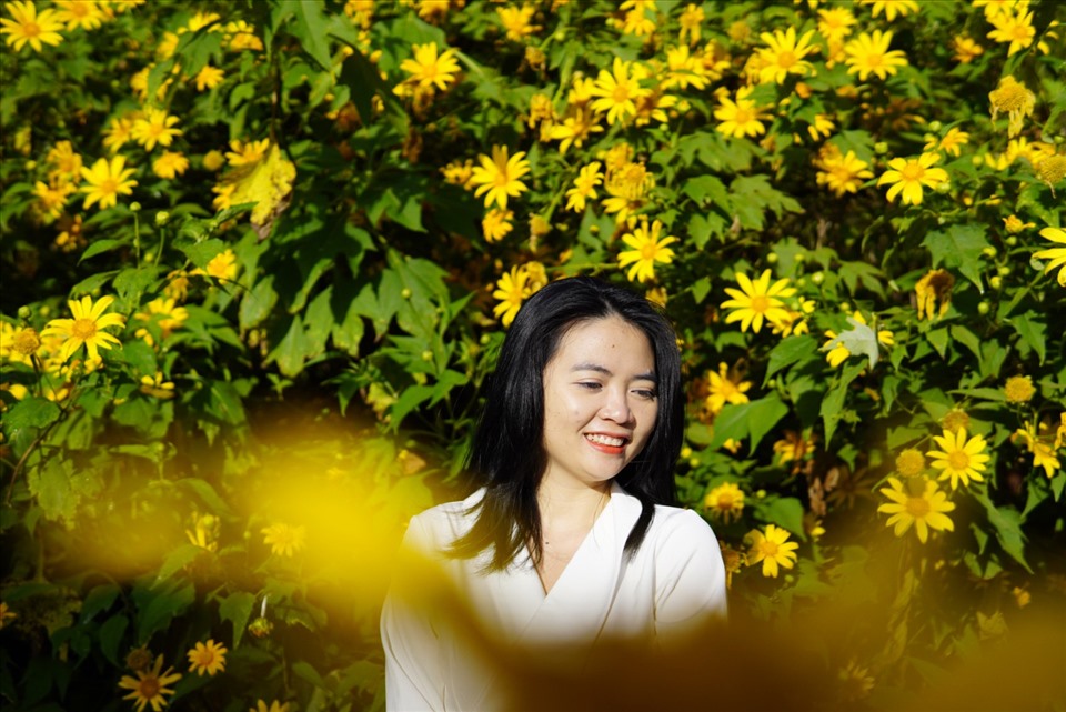 So với mọi năm thì thời điểm này số lượng giới trẻ tìm đến các vùng ngoại thành Đà Lạt để chụp ảnh dã quỳ không cao. Nguyên nhân là do dịch bệnh kéo dài, cùng với đó là các quy định phòng chống dịch khi ra ngoài đường. Tuy vậy, một số bạn trẻ sinh sống ở Đà Lạt tranh thủ những ngày cuối tuần ra ngoại thành để chụp ảnh cùng hoa dã quỳ.