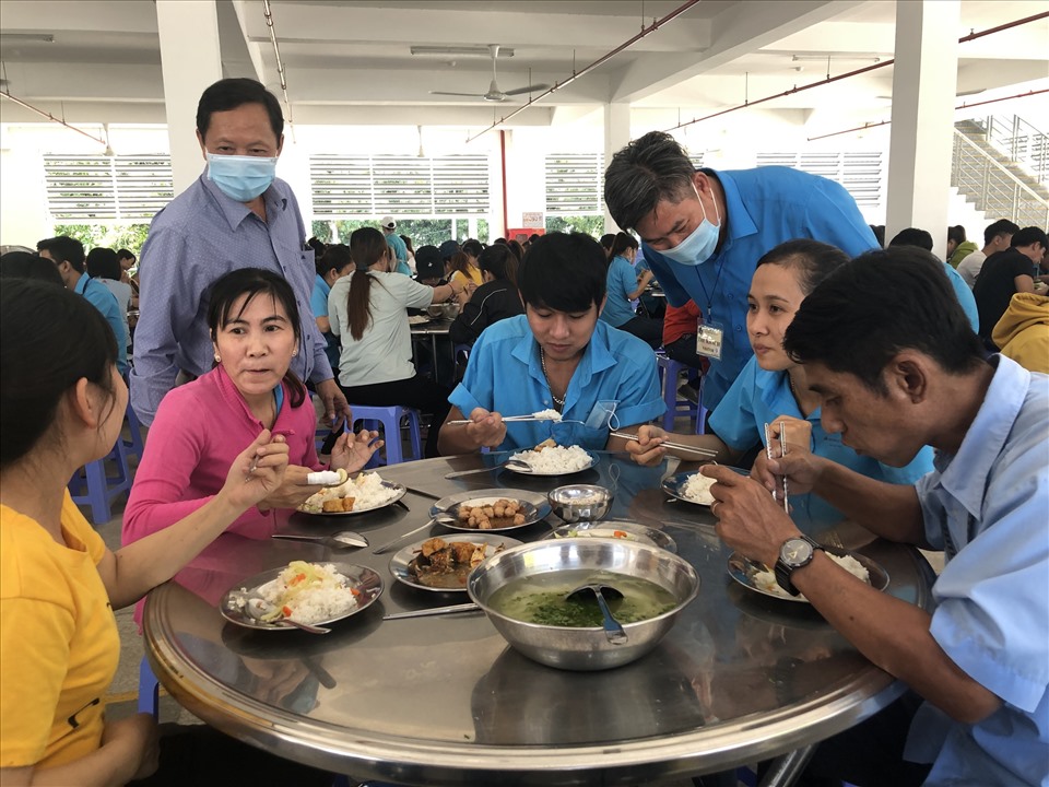 Lãnh đạo Công đoàn Khu kinh tế - Khu công nghiệp Khánh Hoà thăm hỏi công nhân về bữa ăn ca. Ảnh: Phương Linh