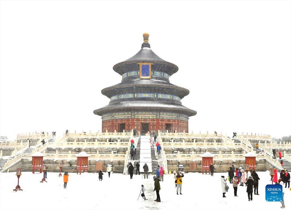 Khách du lịch đến thăm Công viên Tiantan trong tuyết ở Bắc Kinh, Trung Quốc ngày 7.11.2021. Ảnh: Xinhua