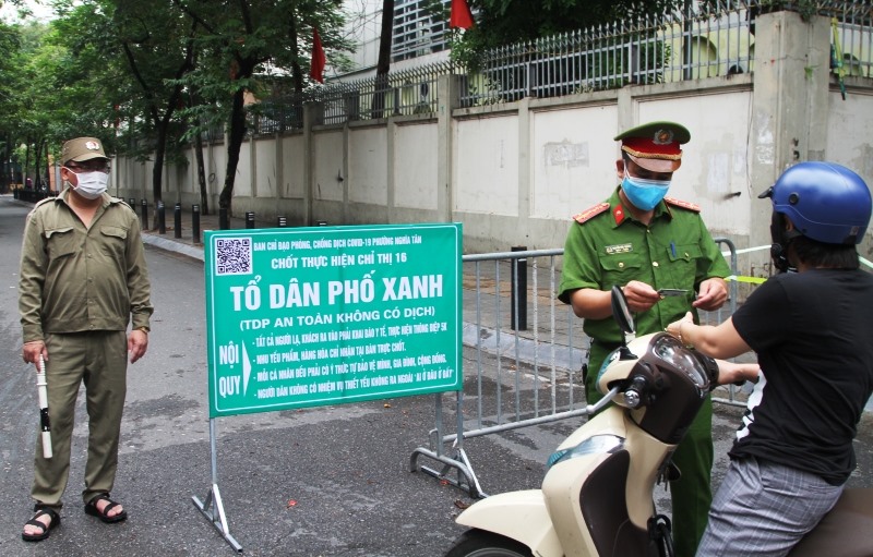 Lực lượng chức năng phường Nghĩa Tân tăng cường các biện pháp phòng, chống dịch COVID-19 trong thời gian giãn cách xã hội. Ảnh Vân Nhi.