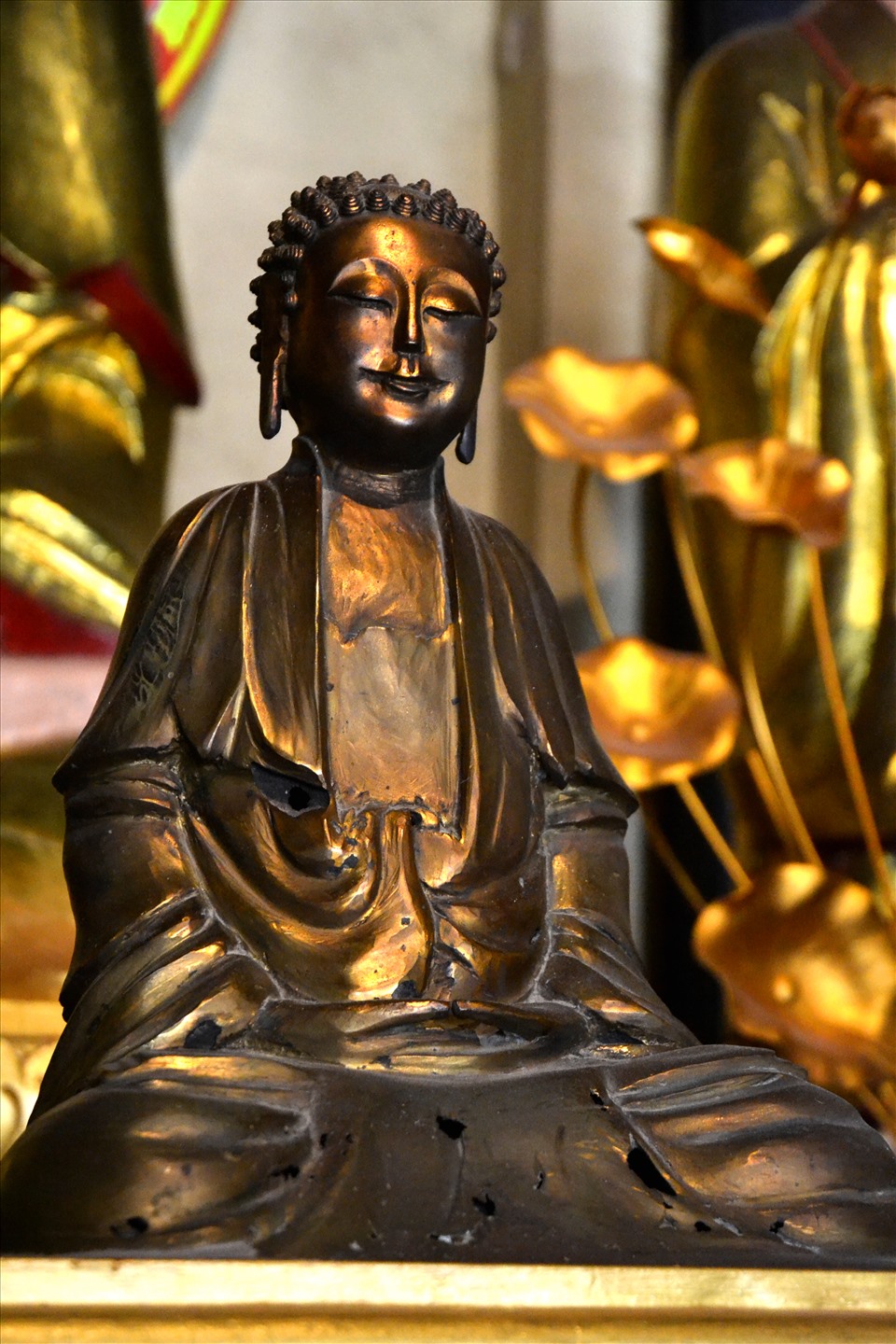 Pho tượng Phật Thích Ca Mâu Ni được bày trí tại Đại hùng bảo điện. Ảnh: LT