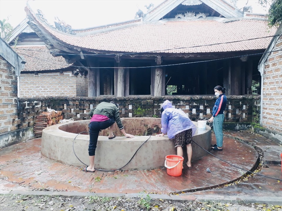 Một số người dân tham gia vào việc cọ rửa thành giếng.