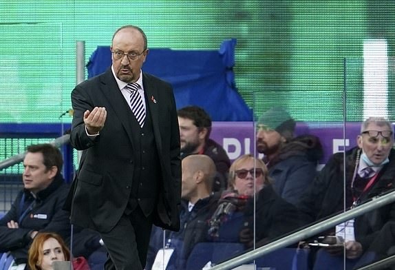 Benitez và Conte rất sốt ruột sau 45 phút đầu tiên. Ảnh: AFP.