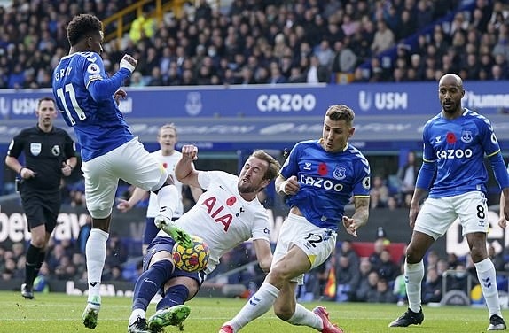 Hiệp 1 Tottenham là đội chủ động chơi phòng ngự lùi sâu và tìm cơ hội phản công. Ảnh: AFP.