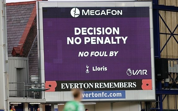 Tình huống khiến các cầu thủ Everton nổi giận. Ảnh: AFP.