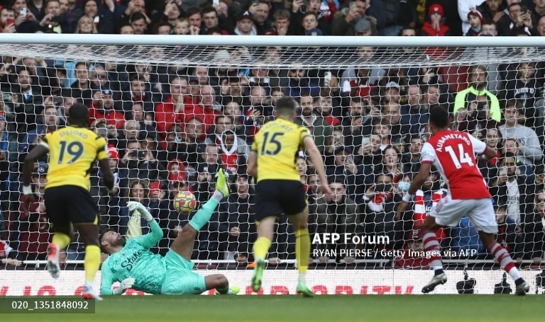 Cú đá phạt đền hỏng ăn của Aubameyang cho Arsenal trong hiệp 1. Ảnh: AFP.