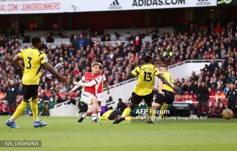 Cú ra chân xuất thần của Smith-Rowe giúp Arsenal có chiến thắng quan trọng. Ảnh: AFP.