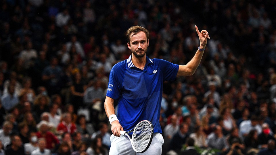 Daniil Medvedev vượt lên dẫn trước trong set đầu tiên với lối đánh khiến Djokovic mắc lỗi khá nhiều. Ảnh: ATP Tour