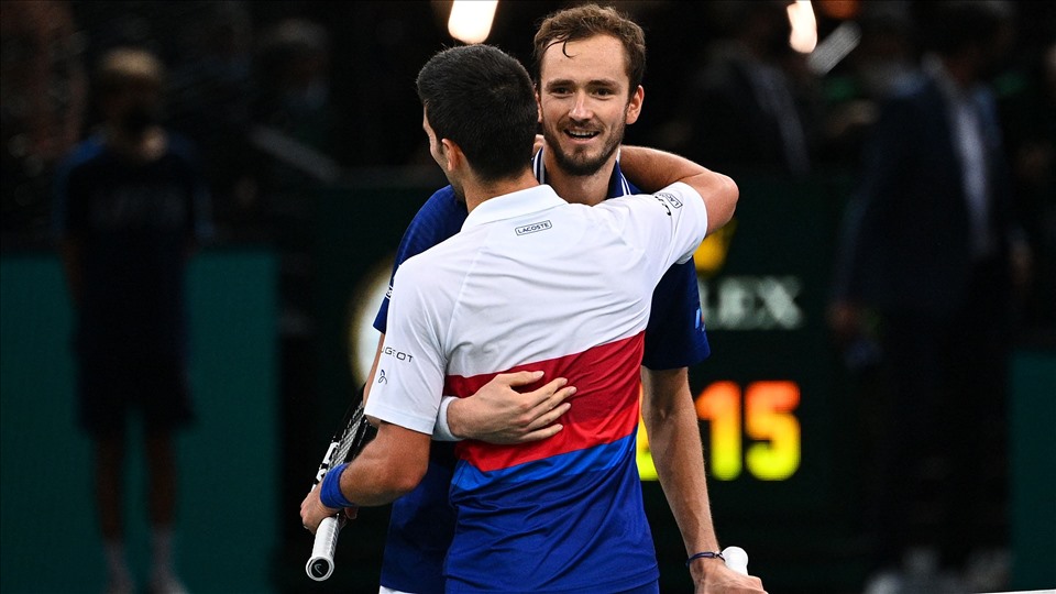 Thắng 2-1 sau 3 set (4-6, 6-3, 6-3), Djokovic đã đòi nợ thành công trước người đã phá tan giấc mộng của anh trong mục tiêu giành trọn vẹn 4 Grand Slam năm 2021.