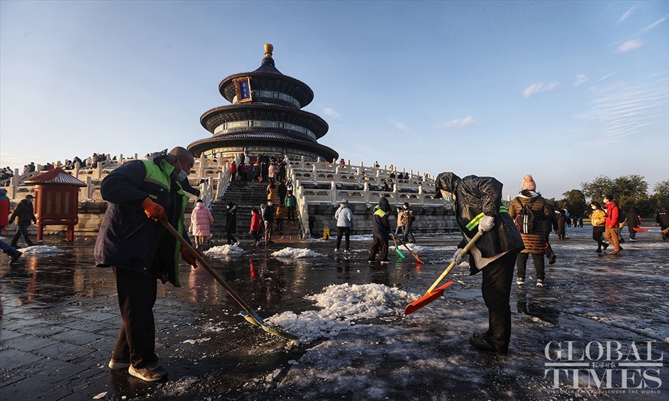 Dọn tuyết ở Bắc Kinh ngày 7.11. Ảnh: Hoàn cầu Thời báo