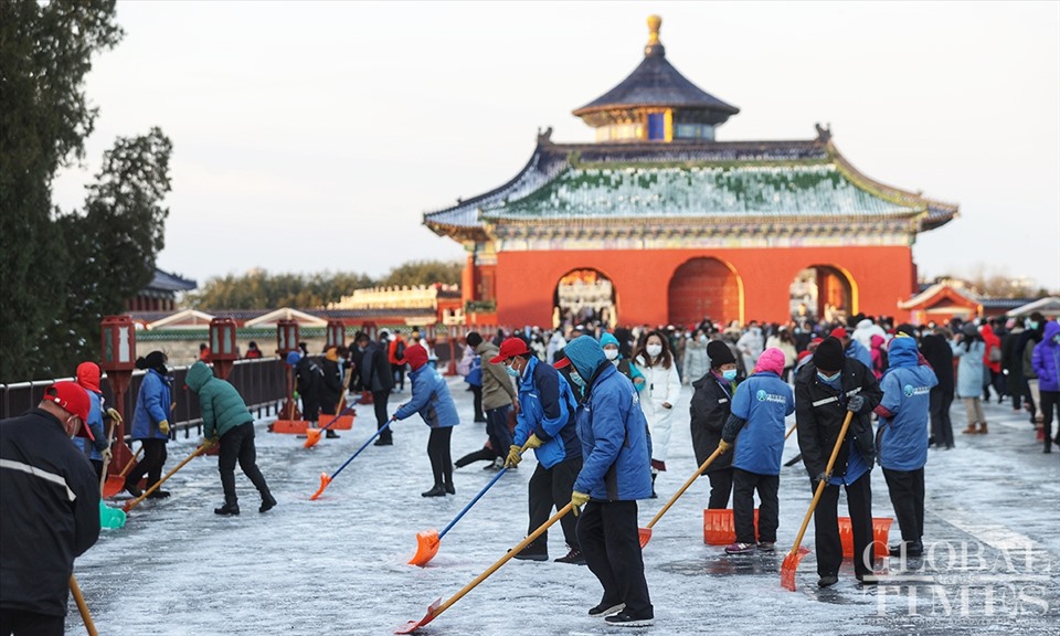 Dọn tuyết ở Bắc Kinh ngày 7.11. Ảnh: Hoàn cầu Thời báo