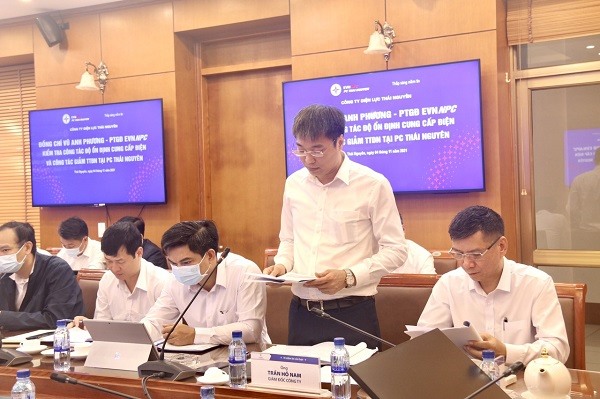 Ông Ngô Trần Hoàng - Phó Giám đốc PC Thái Nguyên báo cáo công tác giảm TTĐN, độ ổn định cung cấp điện 10 tháng đầu năm 2021.