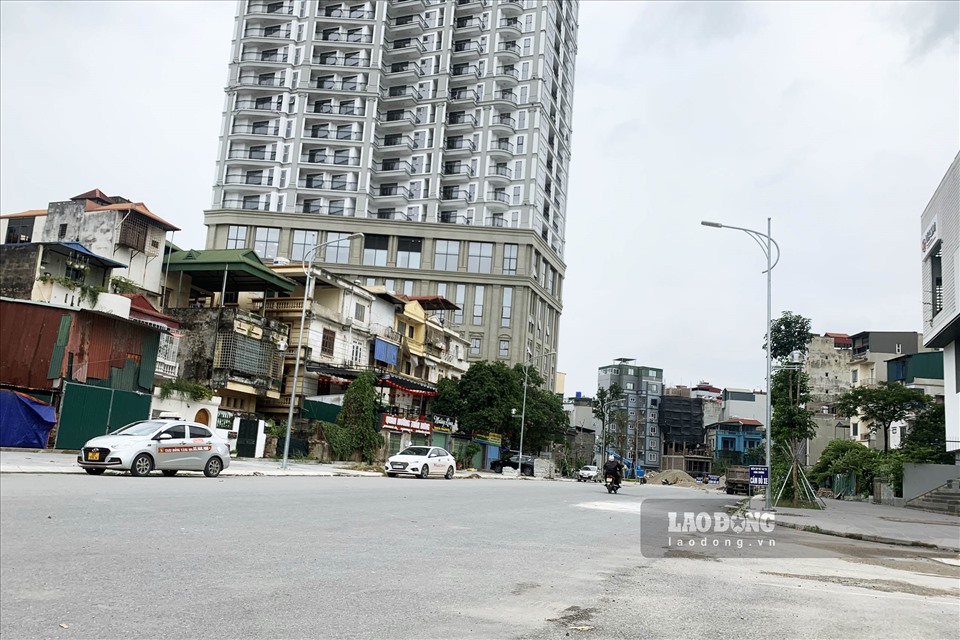 Ghi nhận của Lao Động chiều ngày 17.1, đoạn giao cắt của dự án với phố Chùa Láng hiện đang còn ngổn ngang vật liệu xây dựng và máy móc, bụi bẩn