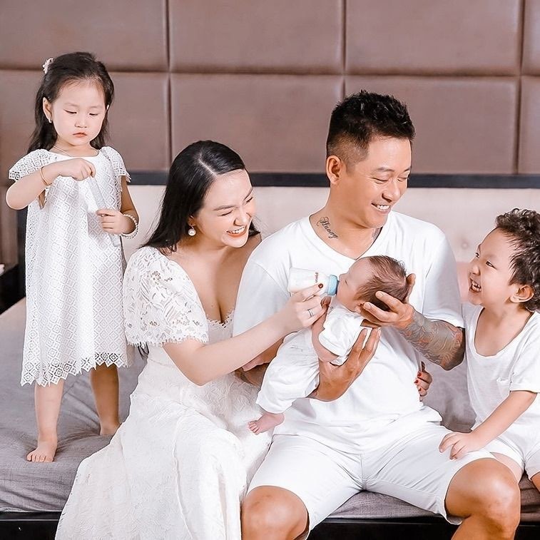 Vợ chồng Tuấn Hưng - Hương Baby tận dụng thời gian giãn cách để chăm sóc, vui đùa với các con. Ảnh: NVCC