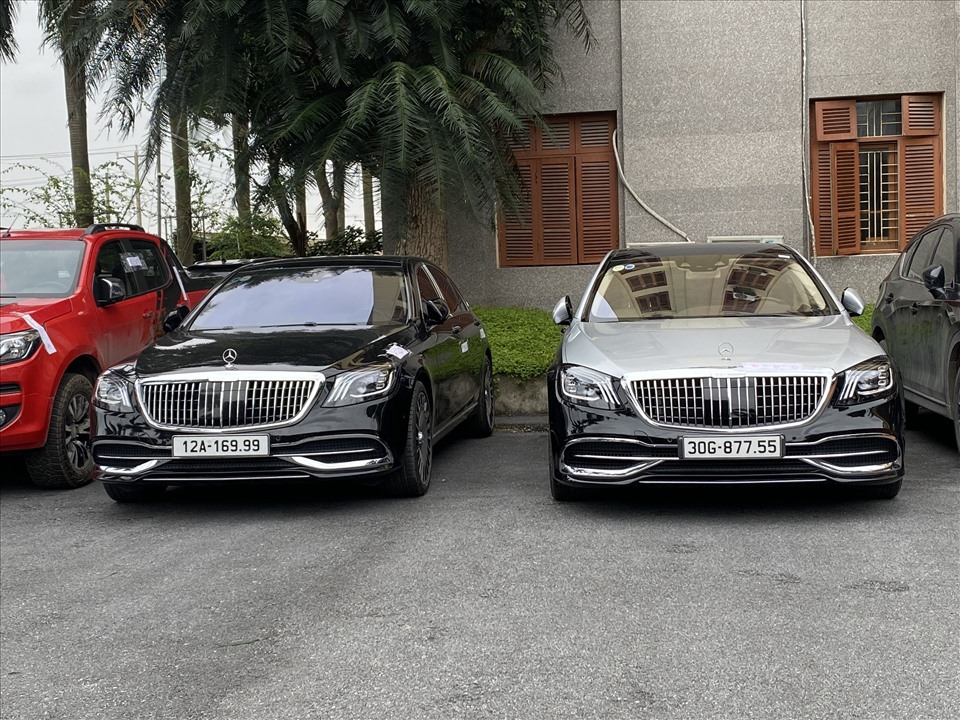 Trong hai chiếc xe Mercedes Maybach có chiếc được độ từ loại Mercedes thường. Ảnh: V.D