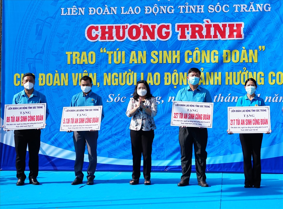 Đồng chí Hồ Thị Cẩm Đào trao bảng tượng trưng “Túi an sinh Công đoàn” cho các LĐLĐ huyện, thị, thành phố trong tỉnh.