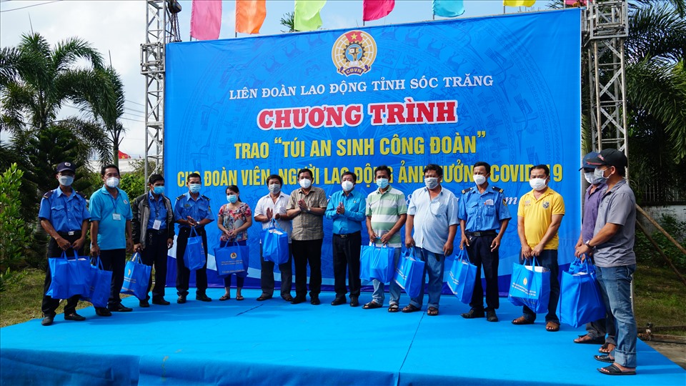 Đồng chí Dương Sà Kha và đồng chí Nguyễn Thanh Sơn trao “Túi an sinh Công đoàn” đến đoàn viên, người lao động.