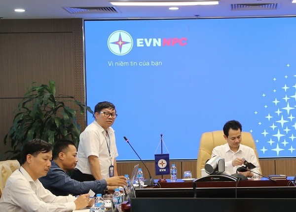 Ông Nguyễn Quang Thành - Trưởng Ban Pháp chế, Trưởng đoàn công tác báo cáo kết quả đánh giá nội bộ Hệ thống quản lý chất lượng trong Cơ quan Tổng công ty Điện lực miền Bắc.