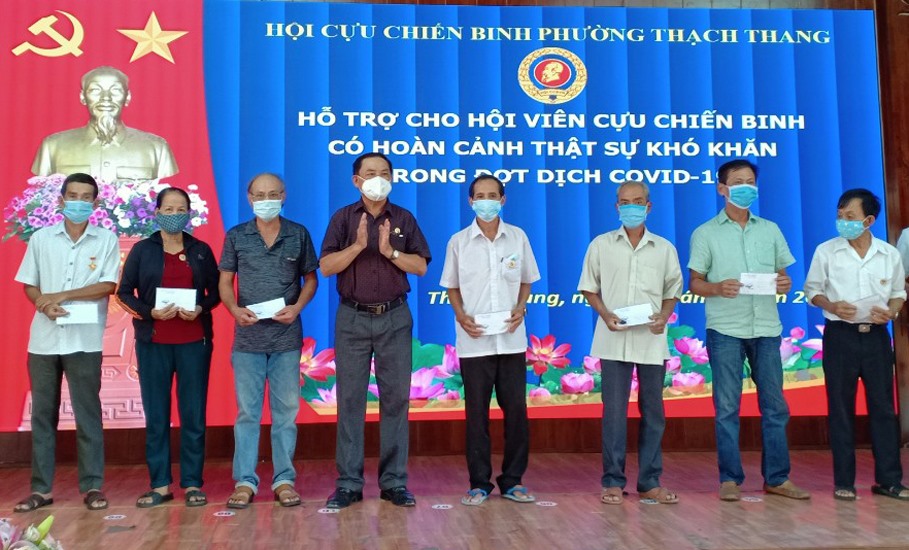 Hội cựu chiến binh phường Thạch Thang (quận Hải Châu) hỗ trợ hội viên khó khăn năm 2021.