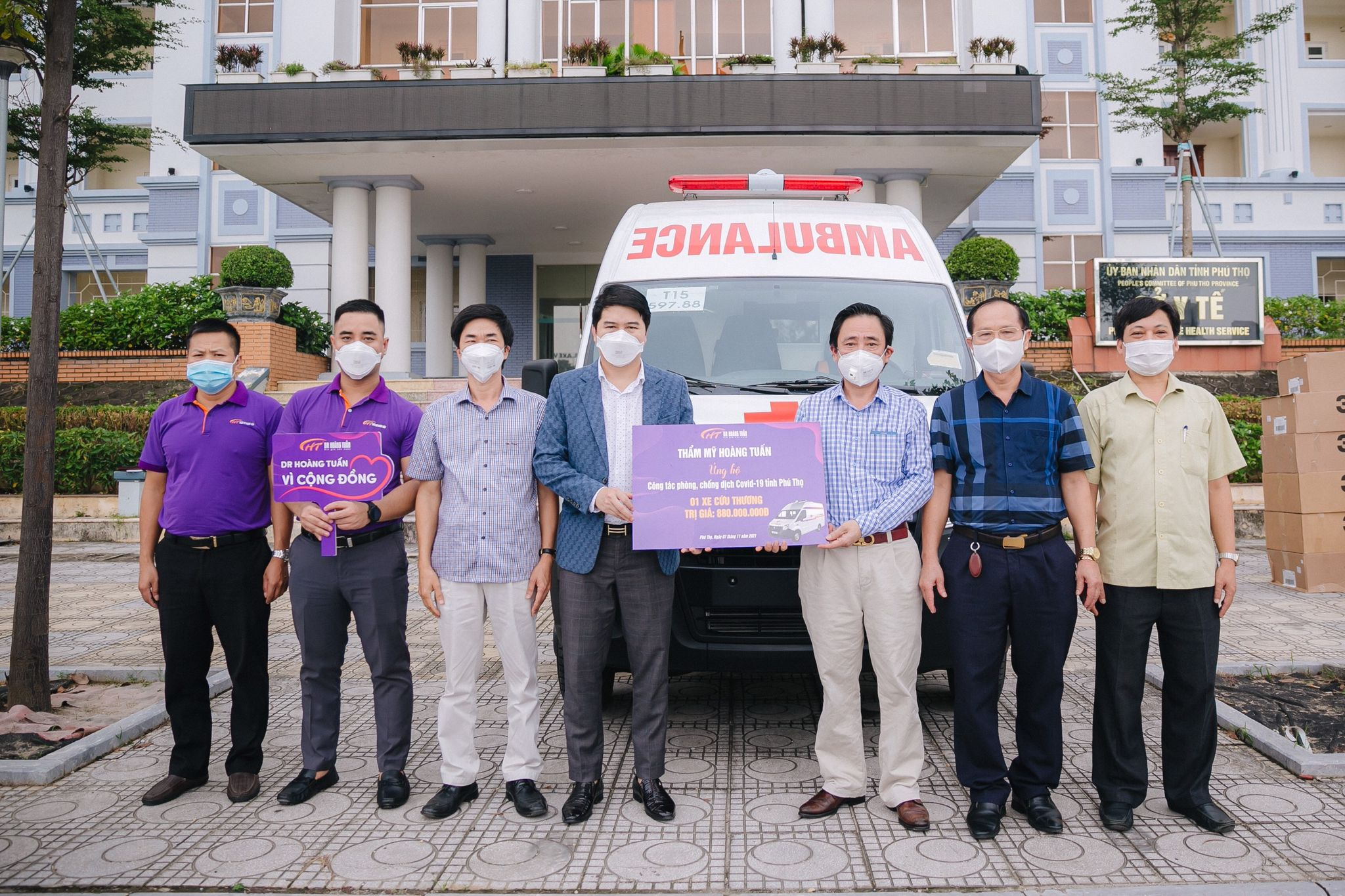 Sở Y tế Phú Thọ tiếp nhận xe cứu thương do Thẩm mỹ viện Hoàng Tuấn trao tặng. Ảnh: Thanh Tùng
