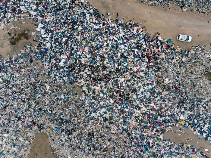 Ảnh chụp từ trên không cho thấy quần áo bao phủ một vùng rộng lớn trên sa mạc Atacama. Ảnh: AFP