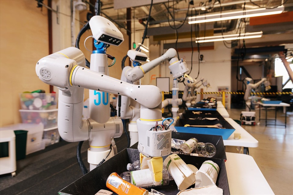 Robot phân loại rác trong trụ sở của X. Ảnh: X, The Moonshot Factory