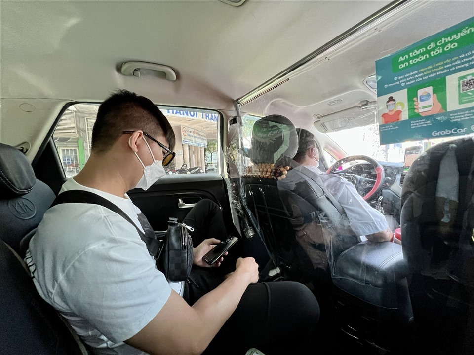 Số lượng xe taxi công nghệ được hoạt động ít, khách ở nhiều địa bàn khiến việc gọi xe qua ứng dụng khó khăn hơn. Ảnh: Khánh Linh.